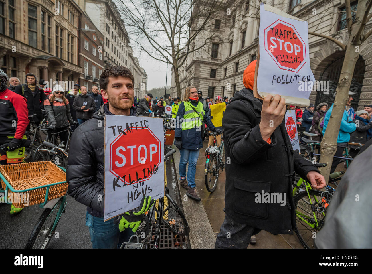 London, UK. 11. Februar 2017. Außerhalb der Schatzkammer am Rande des Parliament Square - Bühne Stop Killing Radfahrer ein sterben-in daran, Anita Szucs, 30 und Karla Roman, 32 (beide getötet beim Radfahren am Montag) und Ben Wales, 32. Sie fordern Investitionen in Radfahren und Wandern in der Hoffnung, dass es bis Ende dieses Parlaments auf 10 % des Haushaltsplans UK Verkehr steigt. Bildnachweis: Guy Bell/Alamy Live-Nachrichten Stockfoto