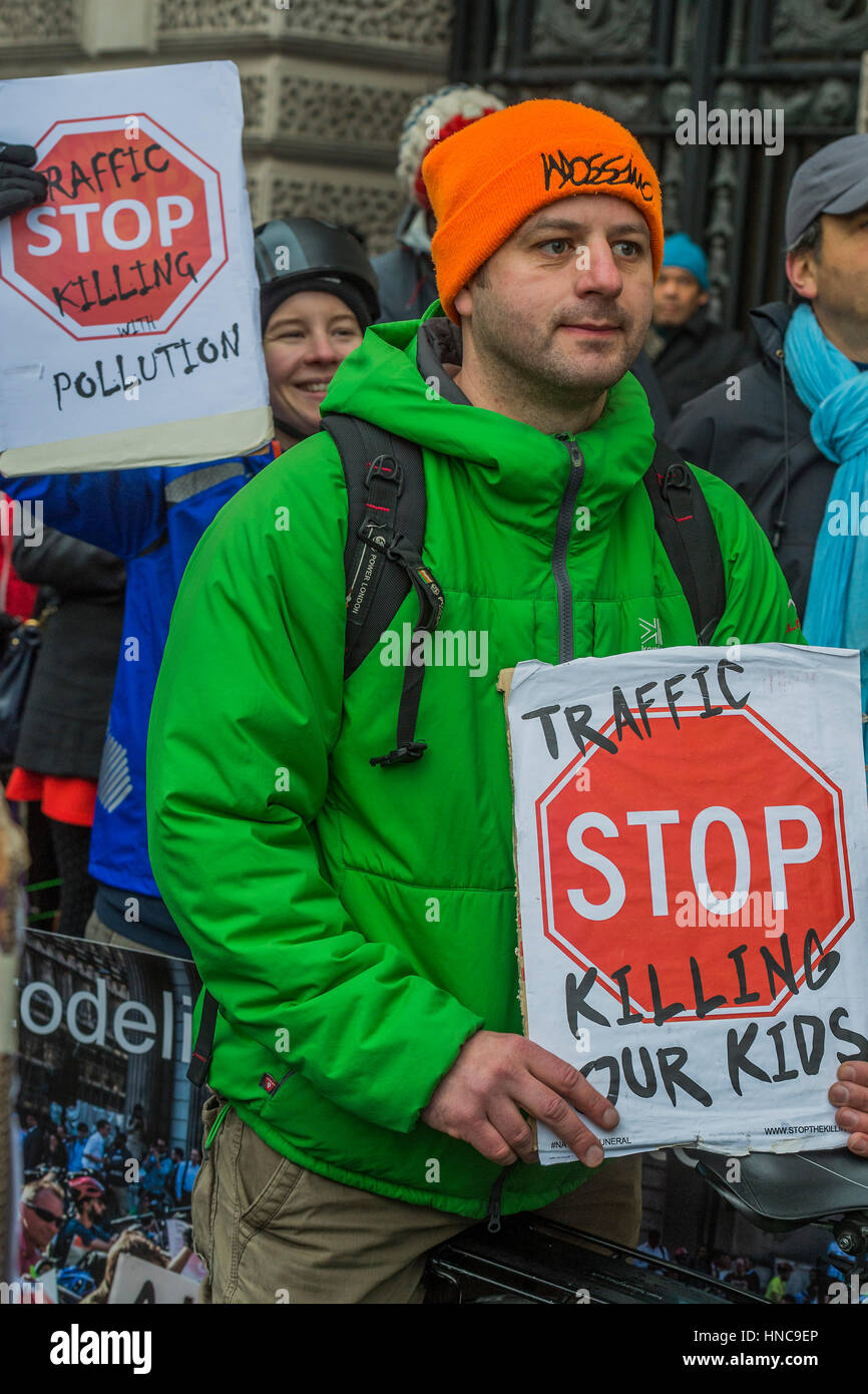 London, UK. 11. Februar 2017. Außerhalb der Schatzkammer am Rande des Parliament Square - Bühne Stop Killing Radfahrer ein sterben-in daran, Anita Szucs, 30 und Karla Roman, 32 (beide getötet beim Radfahren am Montag) und Ben Wales, 32. Sie fordern Investitionen in Radfahren und Wandern in der Hoffnung, dass es bis Ende dieses Parlaments auf 10 % des Haushaltsplans UK Verkehr steigt. Bildnachweis: Guy Bell/Alamy Live-Nachrichten Stockfoto