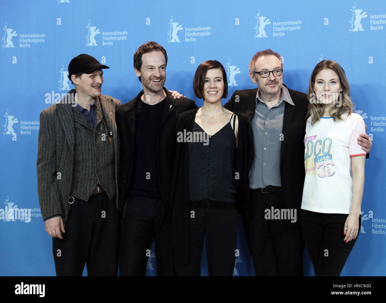 Berlin, Deutschland. 11. Februar 2017. Schauspieler Georg Friedrich, Jörg Hartmann, Pia Hierzegger, Josef Hader (Regisseur) und Nora von Waldstaetten, fotografiert während der Foto-Shooting für den Film "Wilde Maus" auf den 67. Internationalen Filmfestspielen Berlin in Berlin, Deutschland, 11. Februar 2017. Der Film läuft im Wettbewerb. Foto: Jörg Carstensen/Dpa/Alamy Live News Stockfoto
