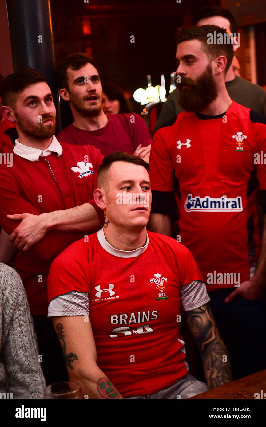 UK Sport: Trostlos Rugby-Fans beobachten Wales spielen gegen England in der Six Nations Rugby-Länderspiel (live im Fernsehen vom Fürstentum Stadion Cardiff) im Schlosshotel Pub in Aberystwyth Wales UK.   Trotz des Seins vor für die meisten des Spiels, gab ein späten englischen Versuch England den Sieg von 21 Punkten bis 16 Stockfoto