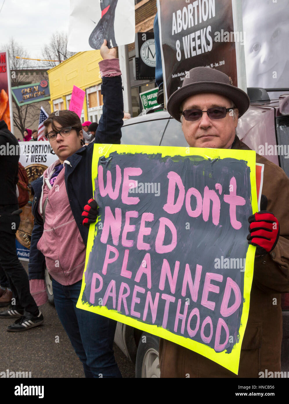 Detroit, Michigan/USA. 11. Februar 2017. Unterstützer von Planned Parenthood zahlenmäßig weit Gegner als beide Seiten indifferente außen Planned Parenthood Kliniken in der Metro Detroit. Die Trump-Regierung sagt, dass es Bundesmittel zu Planned Parenthood für Frauen Gesundheitsdienste verweigern wird, weil die Agentur einige Frauen legale Abtreibungen zu erhalten hilft. Bildnachweis: Jim West/Alamy Live-Nachrichten Stockfoto