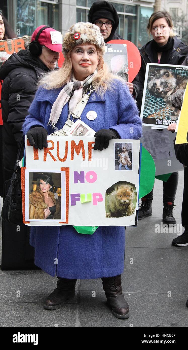 New York, NY, USA. 11. Februar 2017. Anti-Pelz-Demonstrant mit einem Trumpf-bezogene Schild mit Melania Trump tragen eine Fell als Demonstrant Köpfe, Bergdorf Goodman in New York Fashion Woche (NYFW) in New York City am 11. Februar 2017. Stockfoto