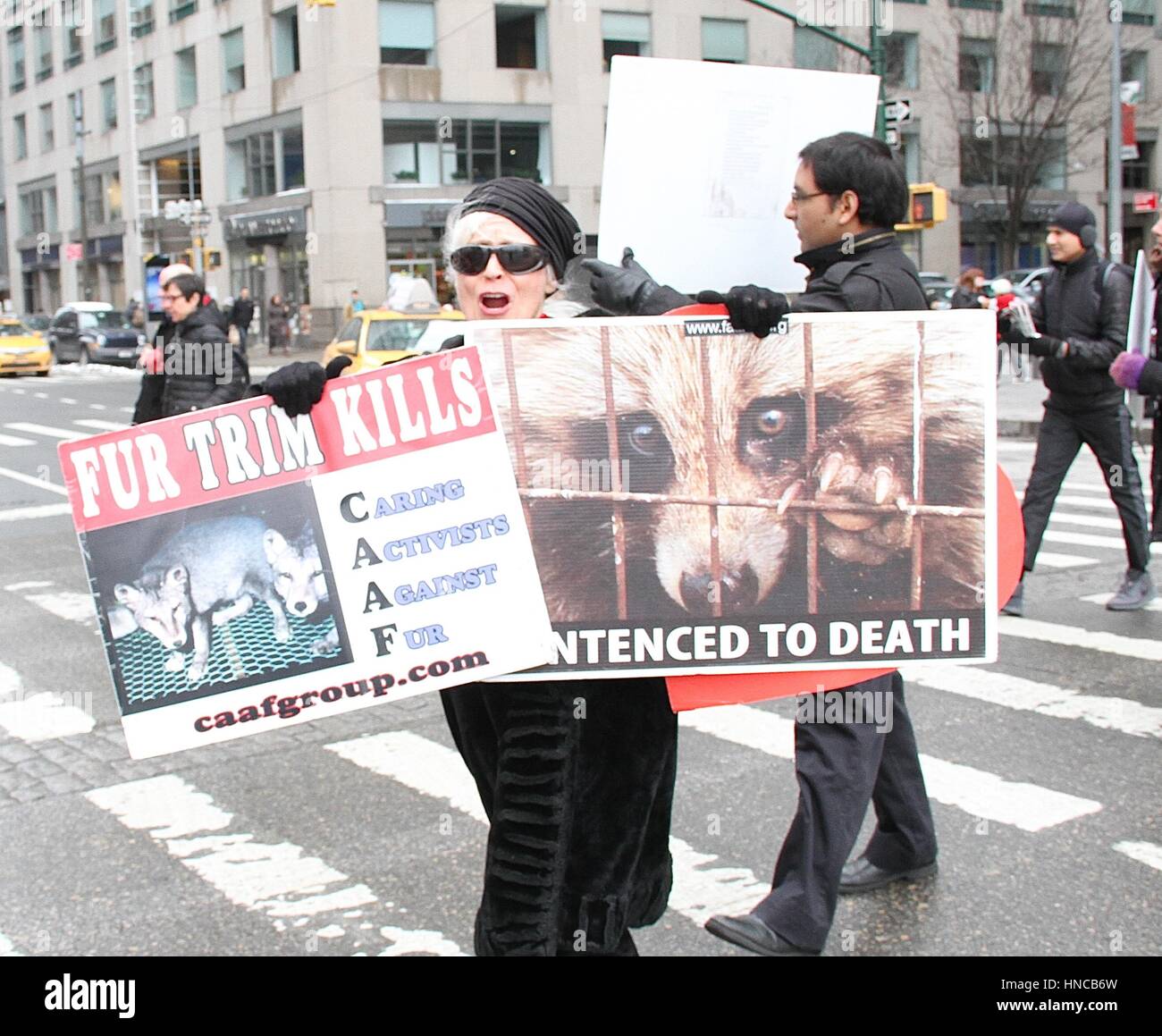 New York, NY, USA. 11. Februar 2017. Anti-Pelz-Demonstranten Richtung Bergdorf Goodman in New York Fashion Woche (NYFW) in New York City am 11. Februar 2017. Stockfoto