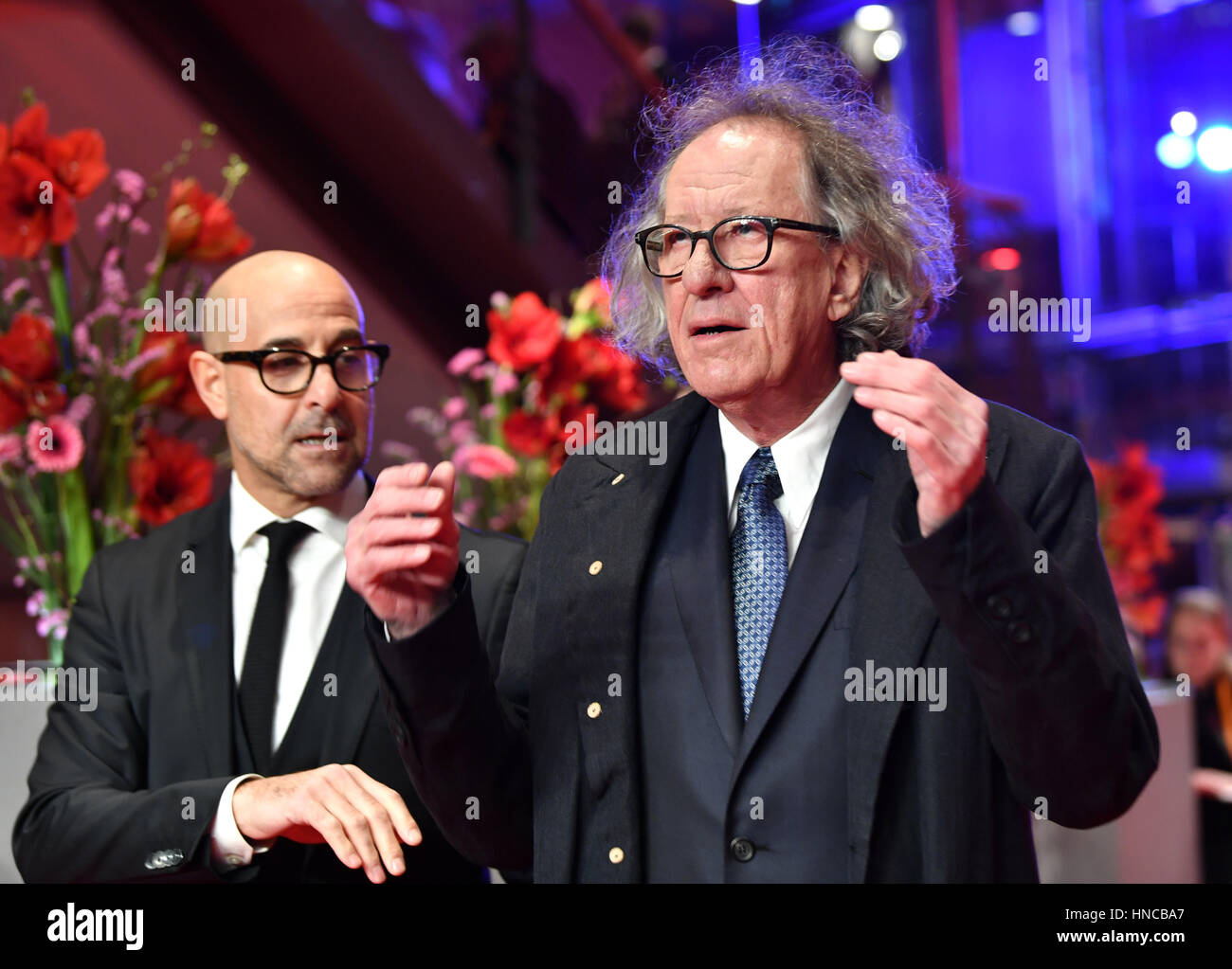 Berlin, Deutschland. 11. Februar 2017. Australische Schauspieler Geoffrey Rush und Regisseur Stanley Tucci (l) kommen bei der Premiere von uns Film letzte Porträt während der 67. Internationalen Filmfestspiele Berlin im Berlinale-Palast in Berlin, Deutschland, 11. Februar 2017. Der Film ist Teil des Wettbewerbs auf der Berlinale. Foto: Jens Kalaene/Dpa-Zentralbild/Dpa/Alamy Live News Stockfoto