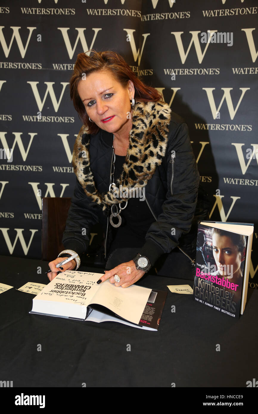 Romford, Essex, England. 11. Februar 2017. Kriminalität Autor Kimberley Kammern unterzeichnet Kopien von ihrem neuesten Thriller Backstabber in Waterstones Buchhandlung Romford Essex 02.11.17 Credit: SANDRA ROWSE/Alamy Live News Stockfoto