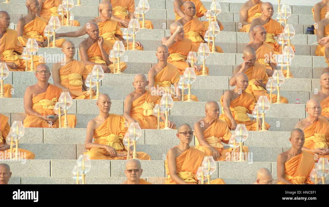 Bangkok, Thailand. 11. Februar 2017. Tausende von buddhistischen Mönchen teilnehmen Abendgebet, Makha Bucha-Tag am Wat Dhammakaya Tempel, nördlich von Bangkok zu markieren.  Makha Bucha-Tag findet in der Feier der Lehren Buddhas. Bildnachweis: PixelPro/Alamy Live-Nachrichten Stockfoto