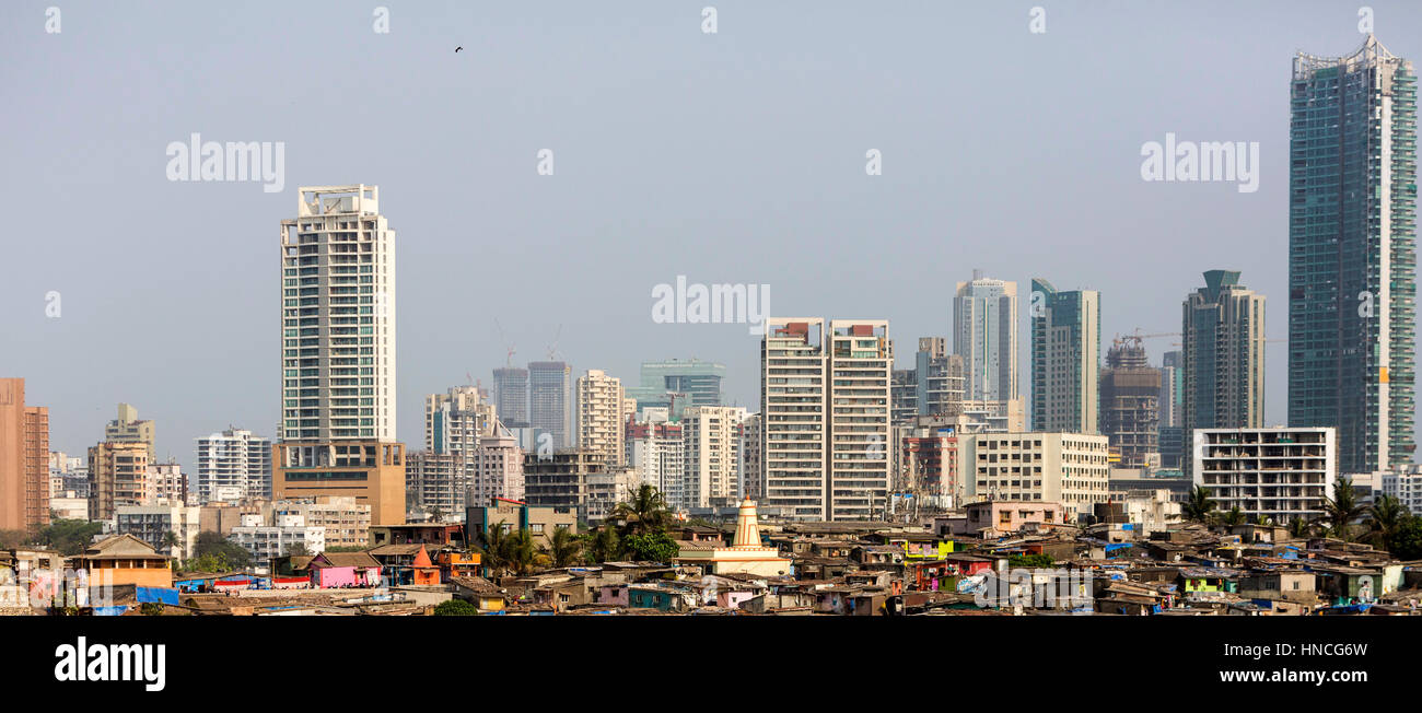 Skyline mit Wolkenkratzern, Slum mit Hütten vor, Mumbai, Maharashtra, Indien Stockfoto