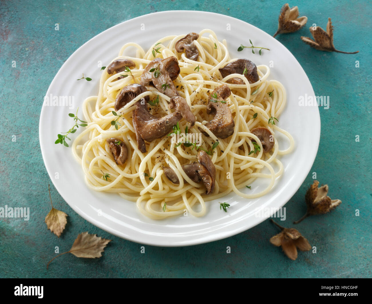 Sauteed wilde Bio pied bleu Pilze (clitocybe Nuda) oder blaue Fuß Champignons in Butter mit Spaghetti gekocht Stockfoto