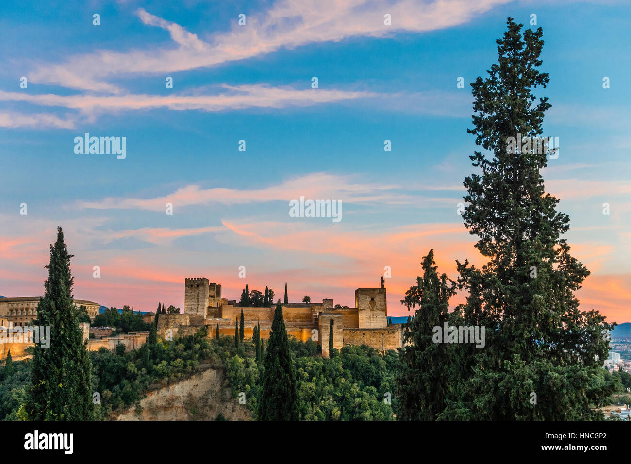Ein Blick von der Alhambra aus über das Tal bei Sonnenuntergang in Granada, Spanien. Stockfoto