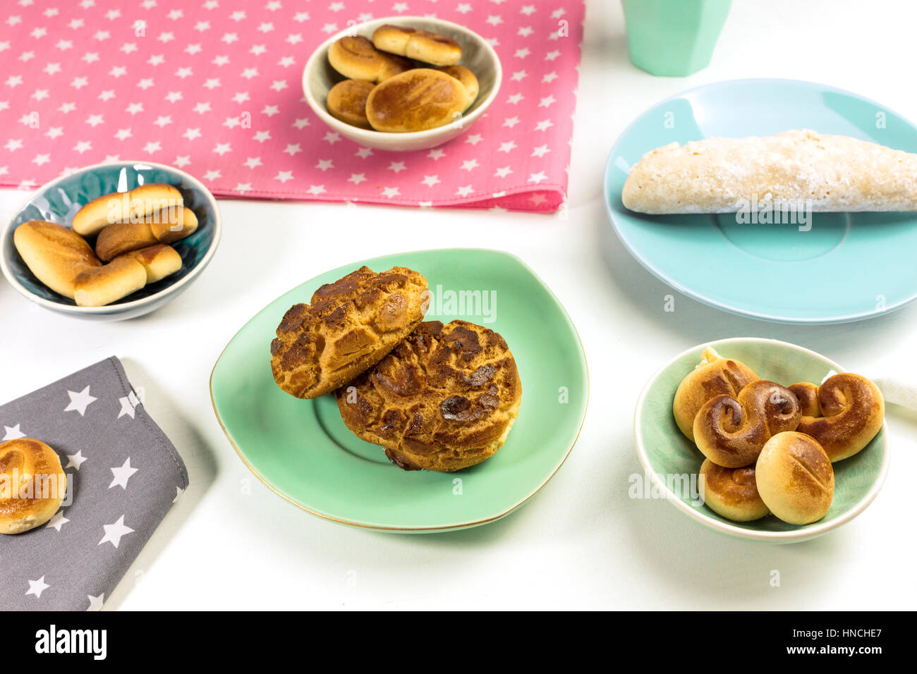 Ein Foto von traditionellen Madrid Kekse: Pasta del Consejo, Rosquillas und azucarrilos Stockfoto