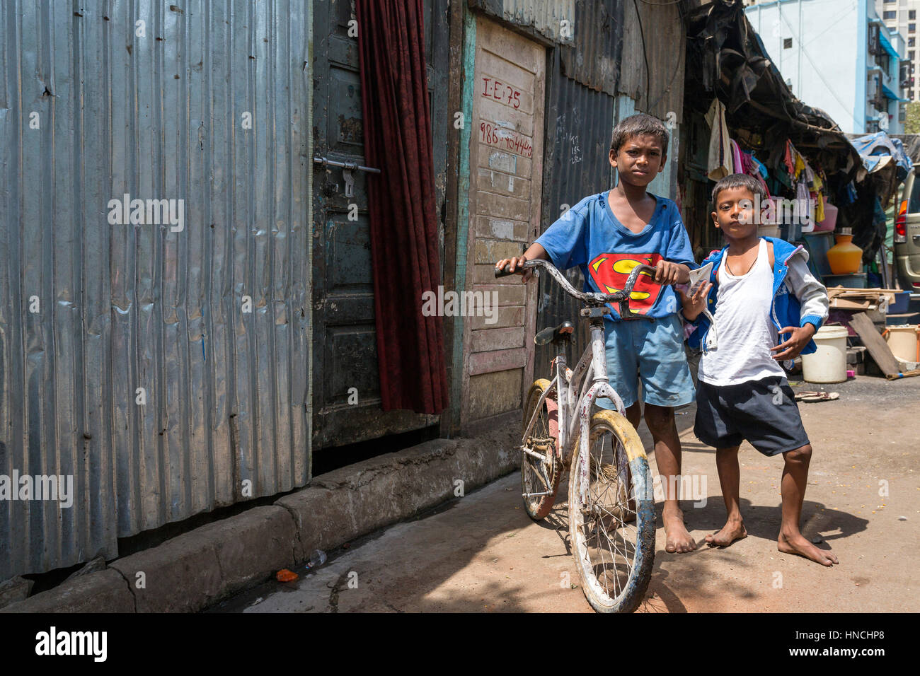 Zwei Kinder mit dem Fahrrad, dem größten Slum Dharavi, Mumbai, Maharashtra,  Indien, Asien Stockfotografie - Alamy