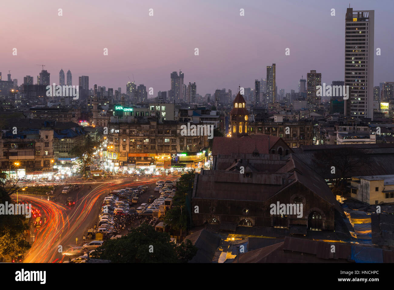 Rush Hour, Crawford Market, Mahatma Jyotiba Phule Mandai Markt, Dämmerung, Mumbai, Maharashtra, Indien Stockfoto