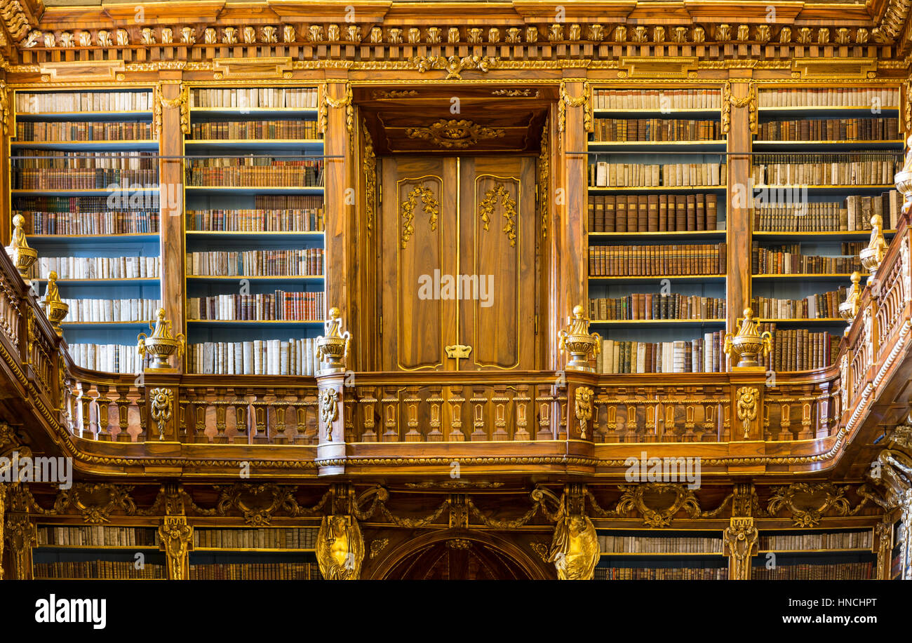 Galerie mit Bücherregalen, philosophische Saal der Bibliothek, Kloster Strahov, Prag, Tschechische Republik Stockfoto