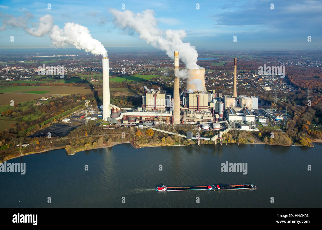 Kohle-Kraftwerk Voerede, Steag Energy Services GmbH, Frachtschiff auf dem Rhein, Voerde, Ruhrgebiet, Nordrhein-Westfalen Stockfoto