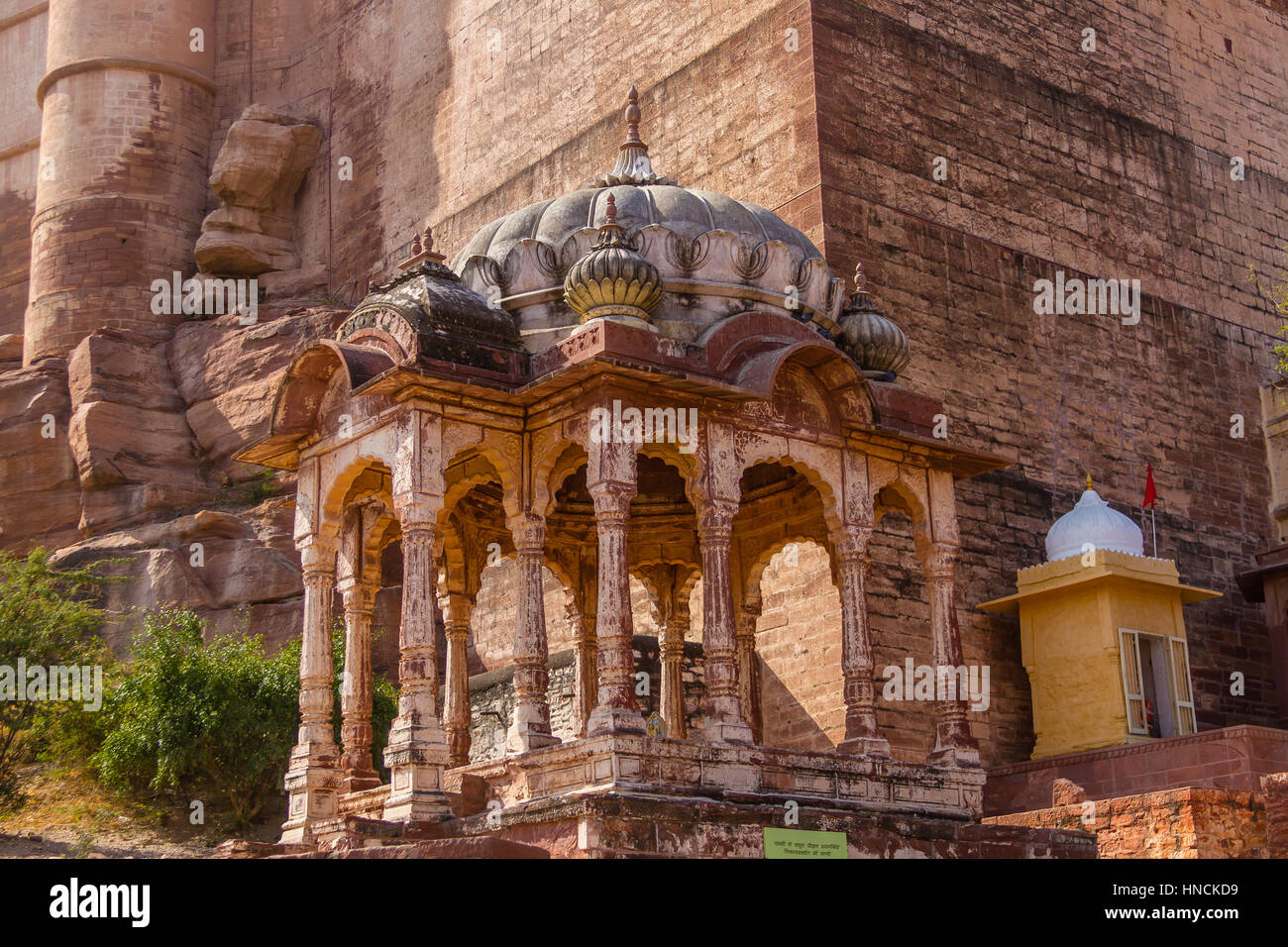 Ein Stein Mandapa außerhalb Mehrangarh Fort in Jodhpur, Indien. Stockfoto