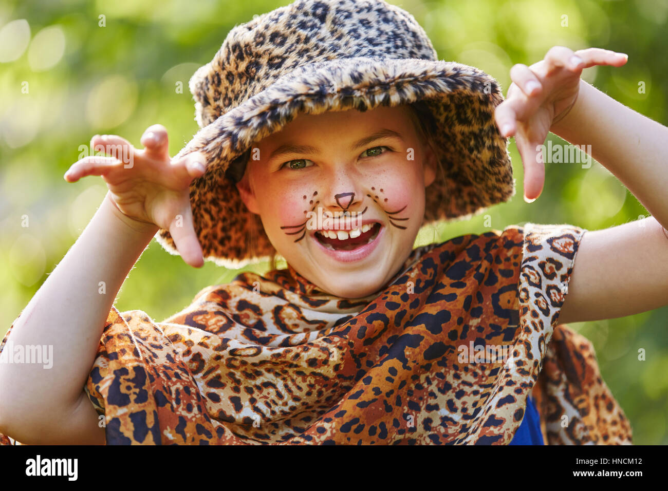Kreative Kind spielt in Leopard Kostüm in Fantasy Gesicht Paiting Klasse Stockfoto