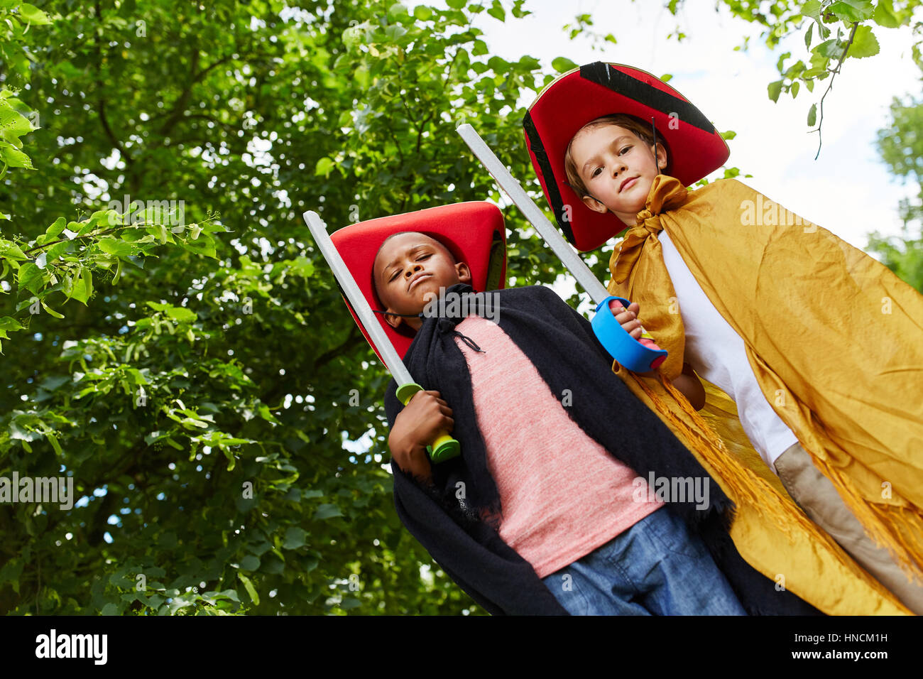 Zwei Kinder gekleidet wie Piraten mit ihren Karnevalskostümen Spiele Stockfoto