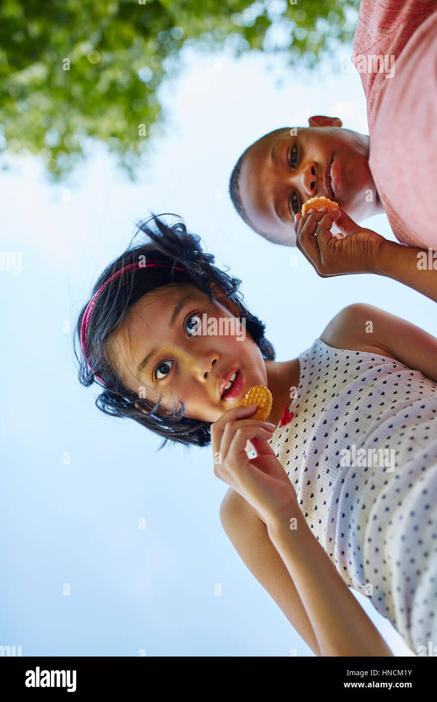 Kinder knabbern Cookies zusammen im Sommer Stockfoto