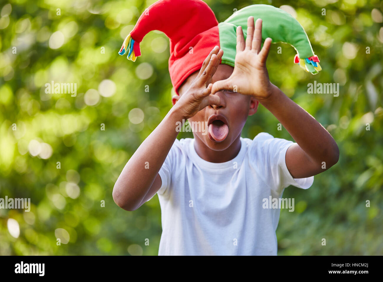 Kreative Kind als Harlekin spielen und lustig machen anmeldet Karneval Stockfoto