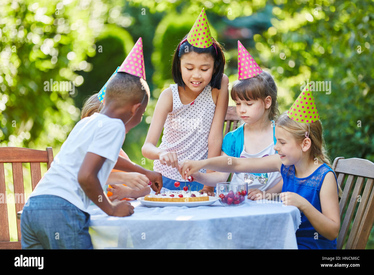 Viele kinder haben. Children celebrate Birthday together.