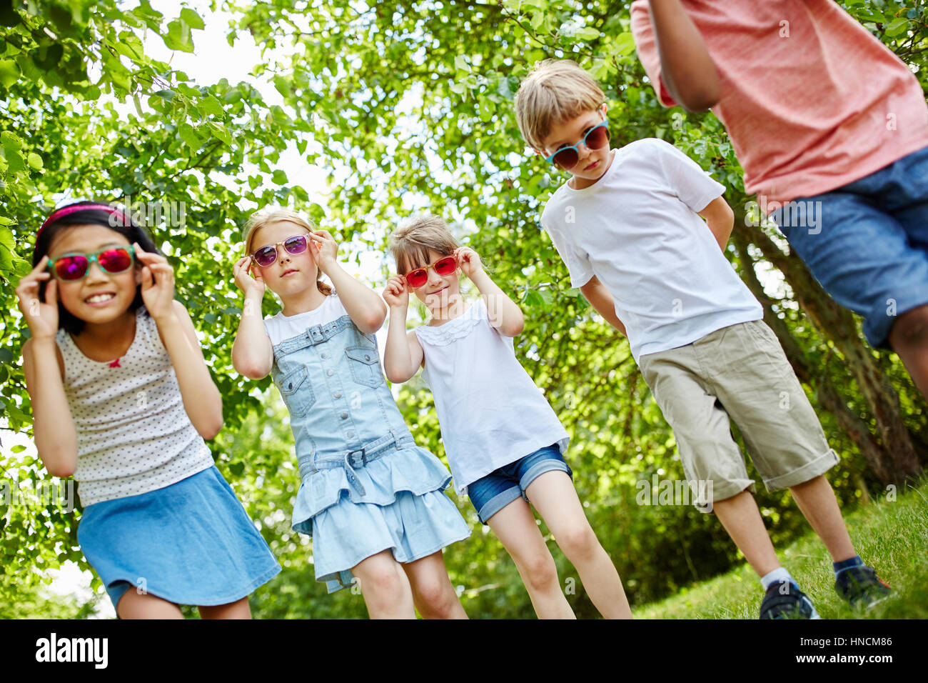 Kinder zu Fuß in den Park im Sommer mit Sonnenbrille Stockfoto