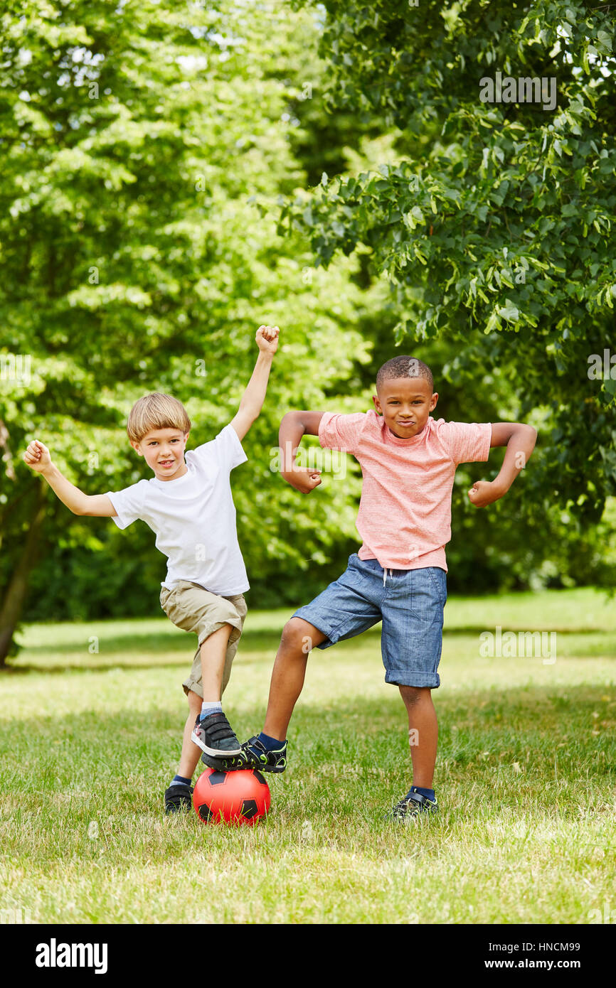Jungen haben Spaß beim Fußballspielen im Sommer mit Freude Stockfoto