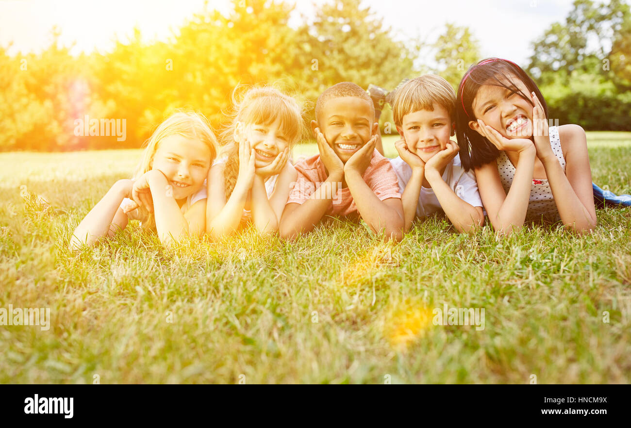 Glückliche Gruppe von Kindern viel Spaß im Sommer auf der Wiese Stockfoto