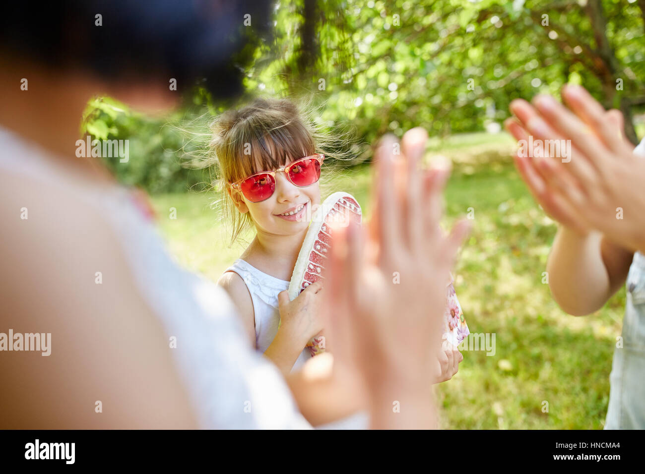 Kinder-Applaus bei Geburtstagsparty als Herzlichen Glückwunsch Stockfoto