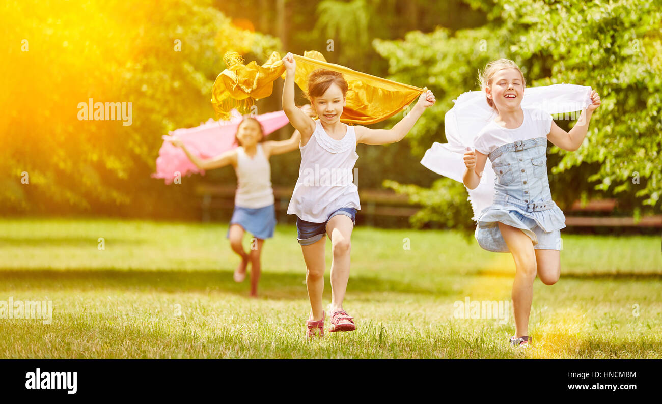 Aktive Mädchen laufen fröhlich im Park im Sommer Stockfoto