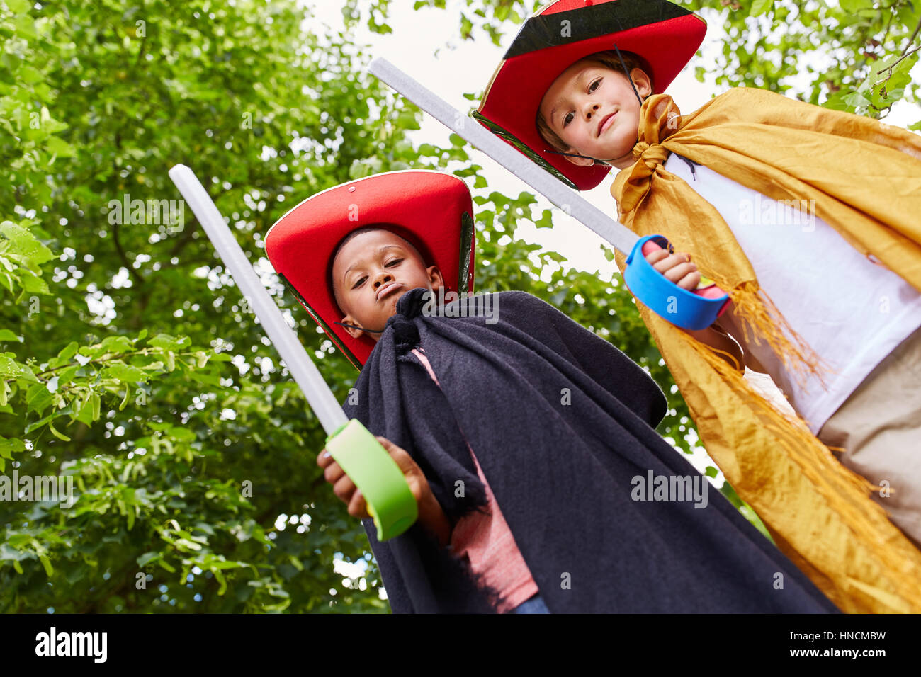 Zwei Kinder im Karneval als Piraten spielen im park Stockfoto