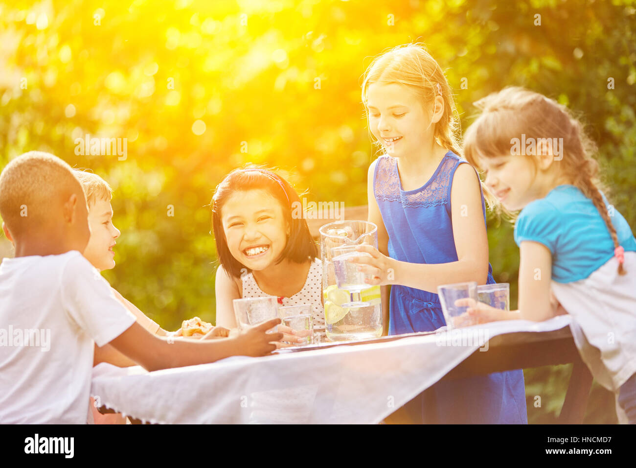 Kinder haben Spaß an Kinder Geburtstag Party und trinken Limonade im Sommer Stockfoto