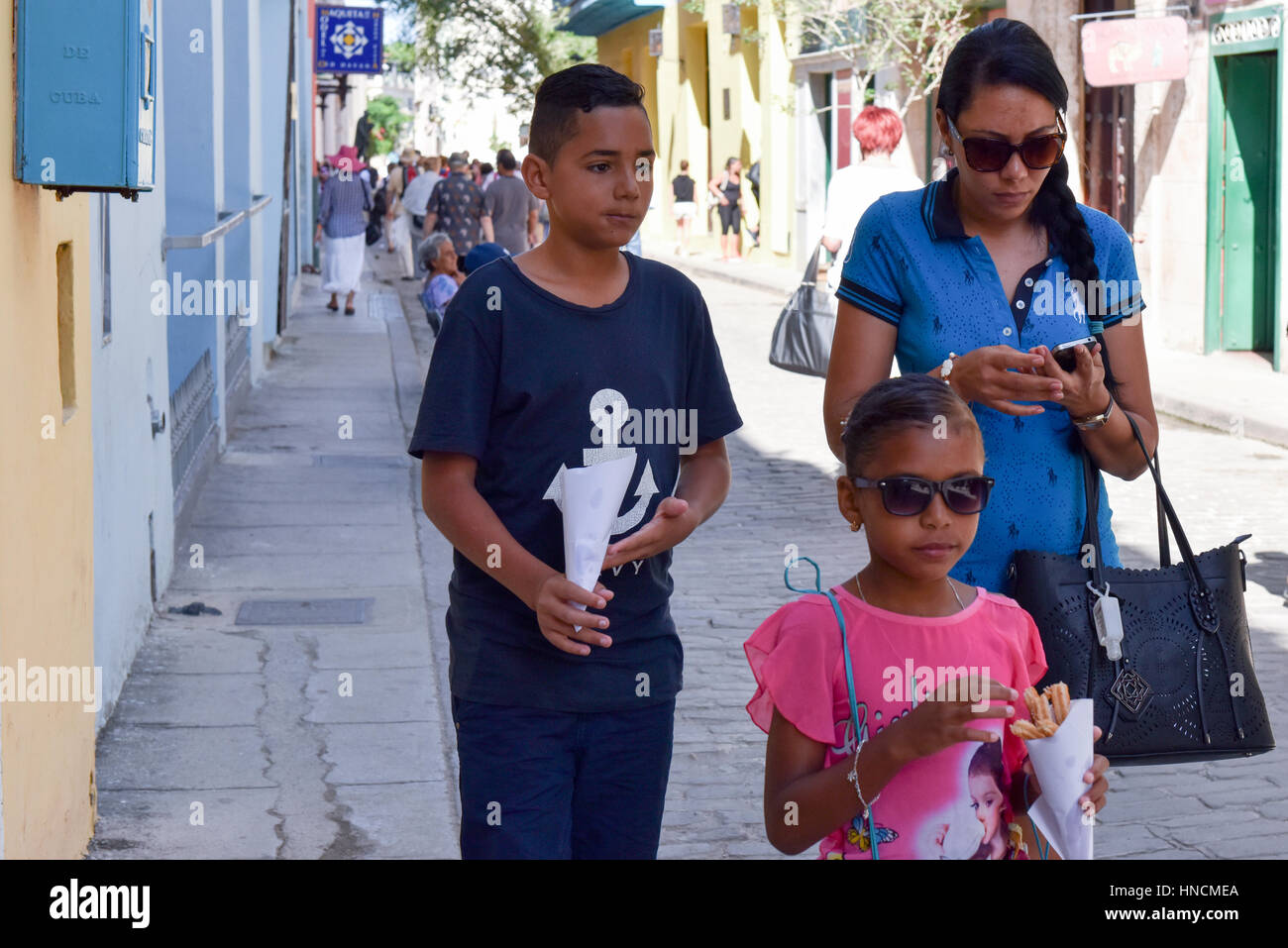 Kubanische Mutter und Kinder Stockfoto
