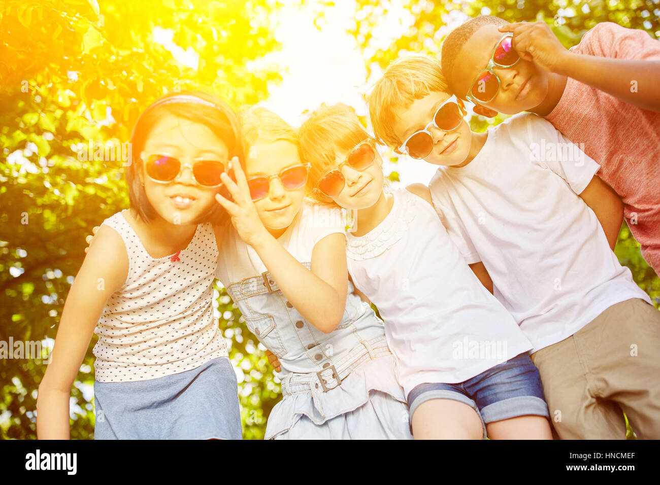 Coole Gruppe von Kindern als Freunde mit Sonnenbrille im Sommer Stockfoto