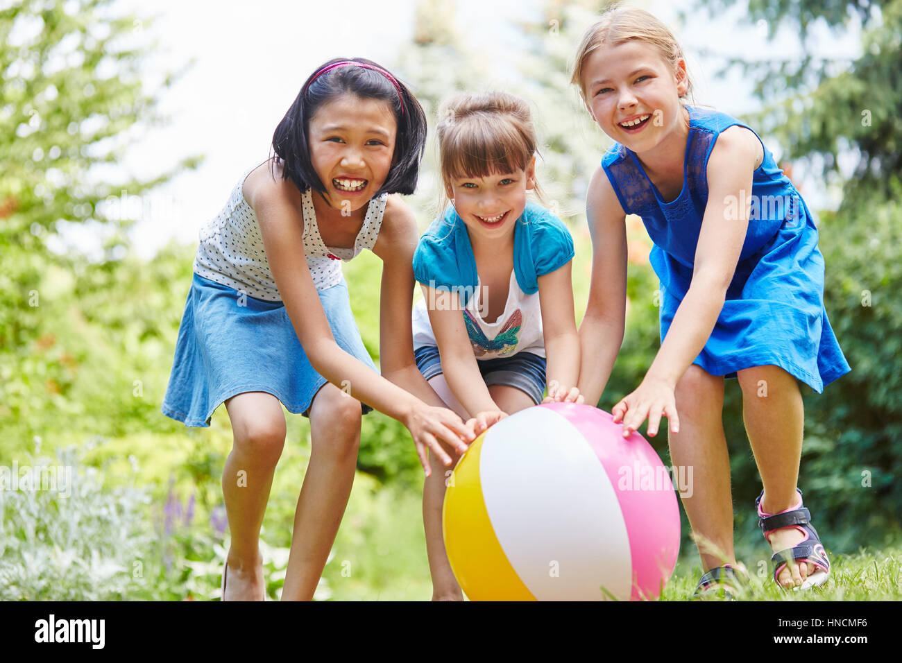 Drei Kinder Ball spielen und Spaß im Sommer im park Stockfoto