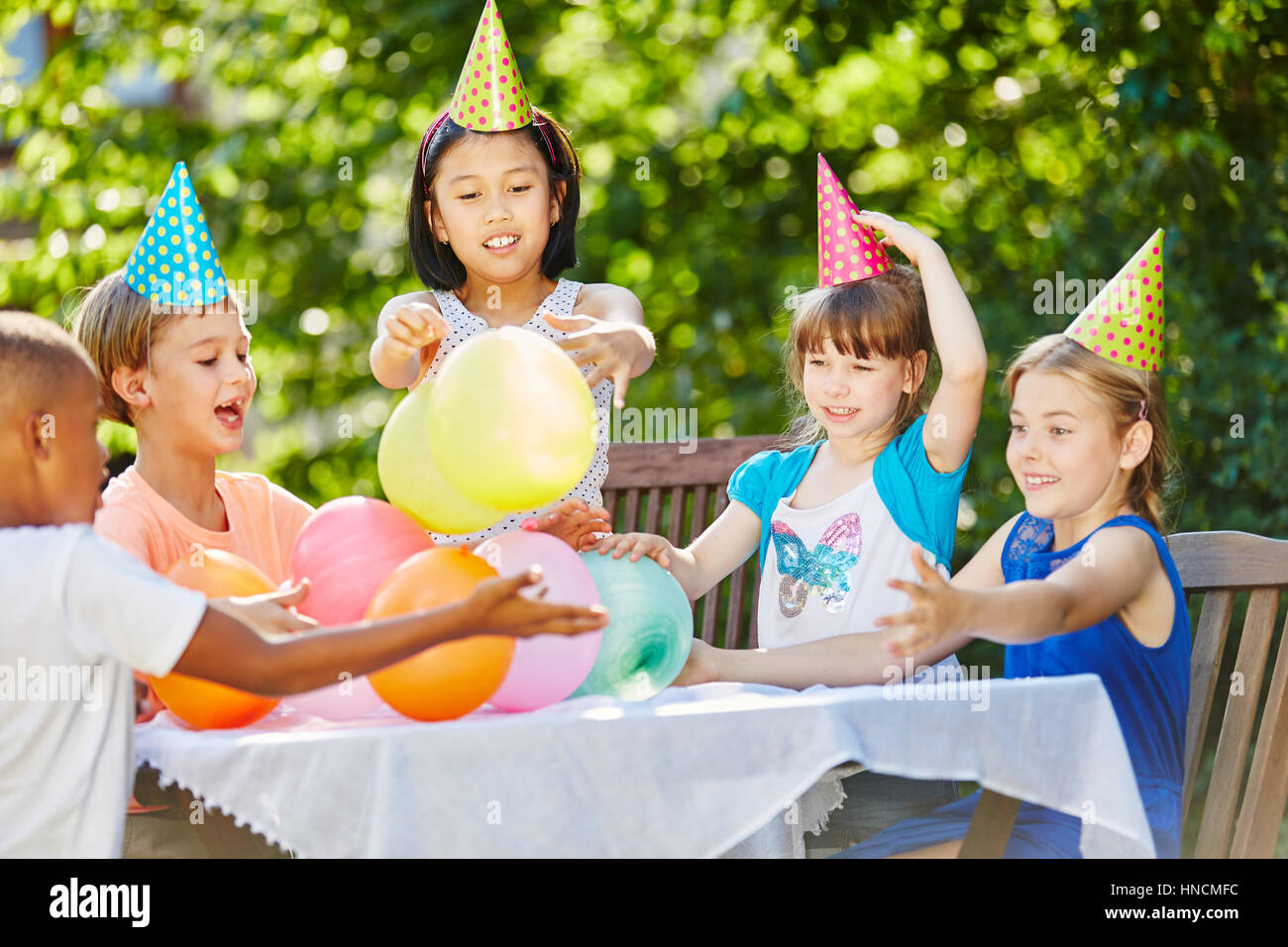 Kinder feiern Geburtstag von Freund und viel Spaß im Sommer Stockfoto
