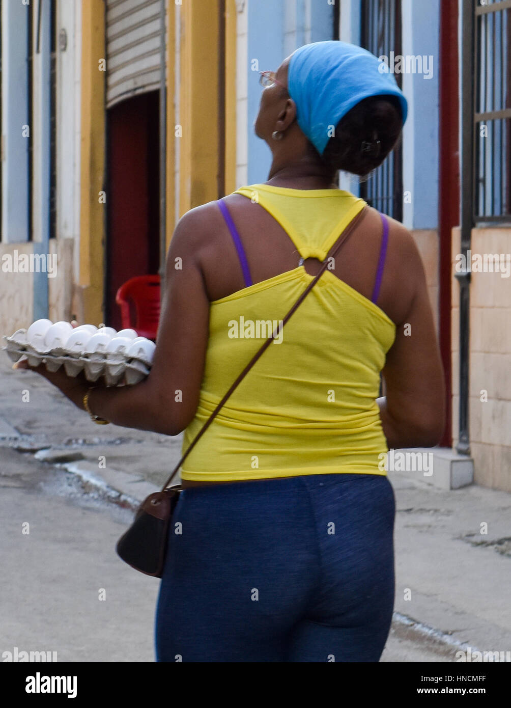 Frau mit Eiern, Havanna Vieja, Kuba Stockfoto