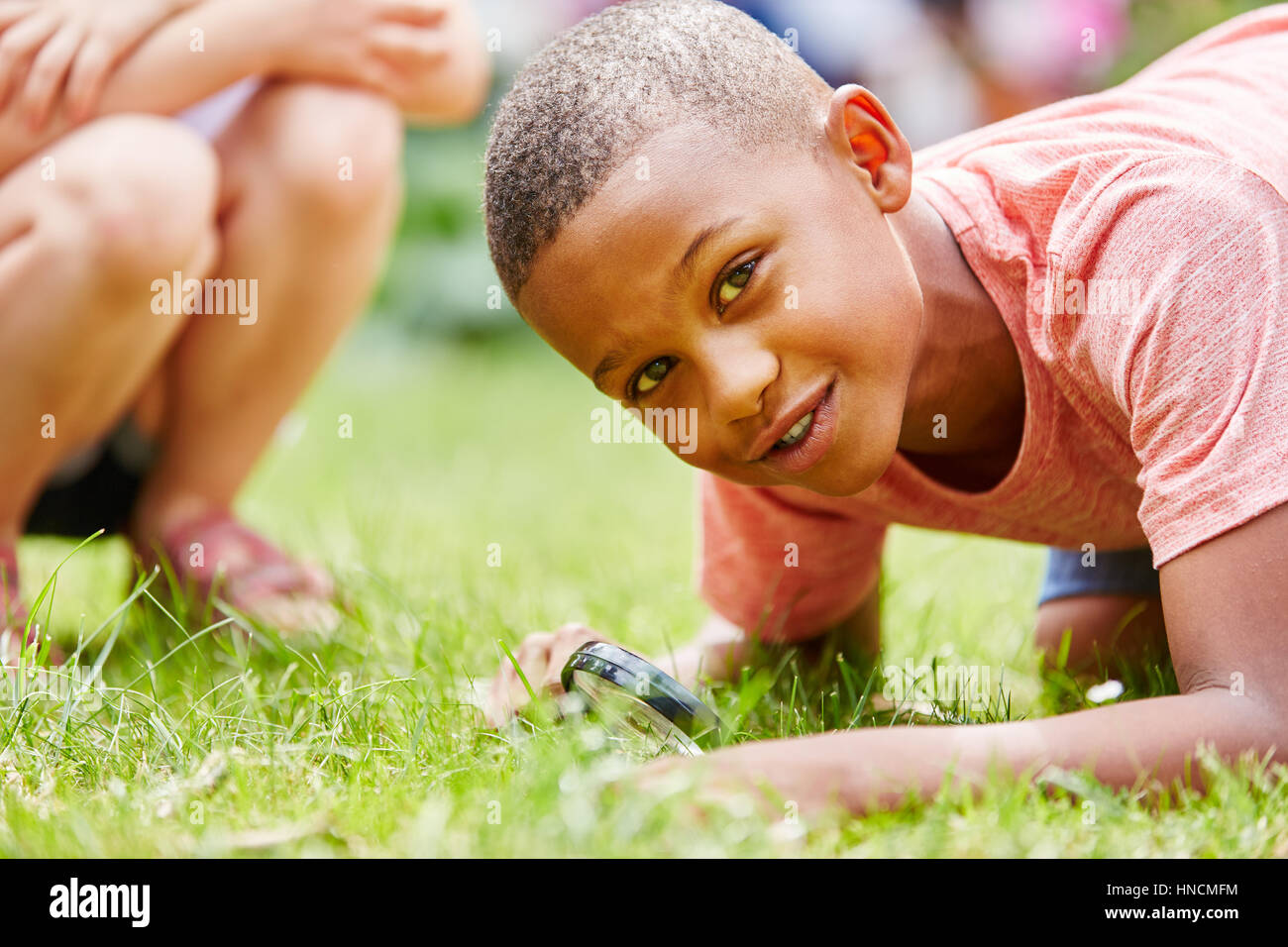 Afrikanischen Kindes Wissenschaftsportale Natur wie Detektiv mit Lupe Stockfoto