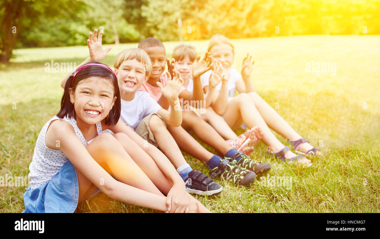 Multikulturelle Gruppe von Kinder Lächeln und Spaß im Sommer Stockfoto