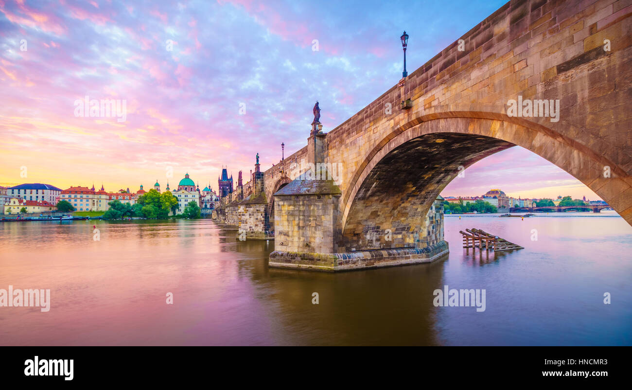 Die Karlsbrücke liegt in Prag, Tschechien. Im XV. Jahrhundert ist es einer mittelalterlichen gotischen Brücke über den Fluss Vltava. Die pil Stockfoto