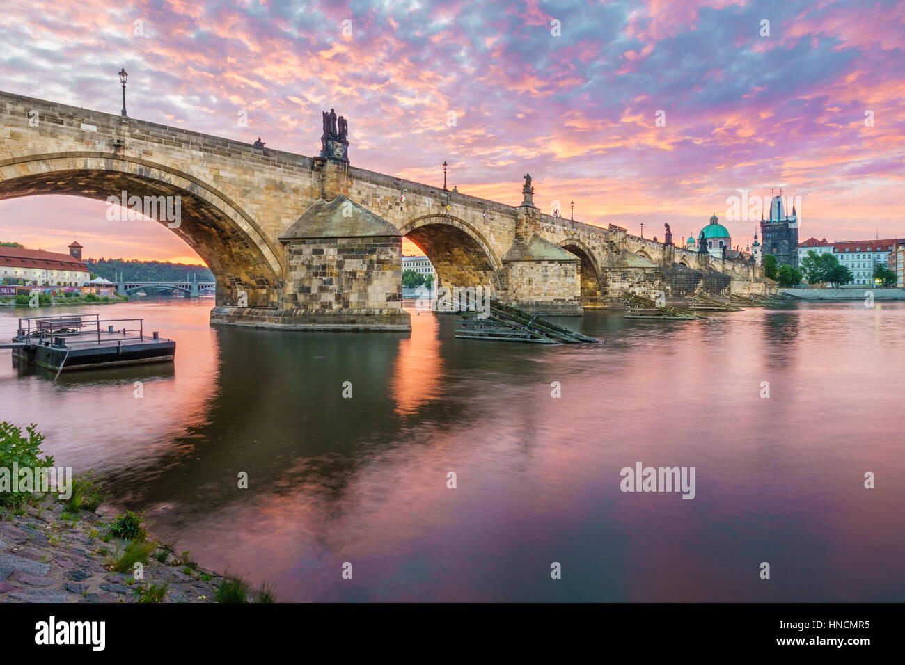 Die Karlsbrücke liegt in Prag, Tschechien. Im XV. Jahrhundert ist es einer mittelalterlichen gotischen Brücke über den Fluss Vltava. Die pil Stockfoto