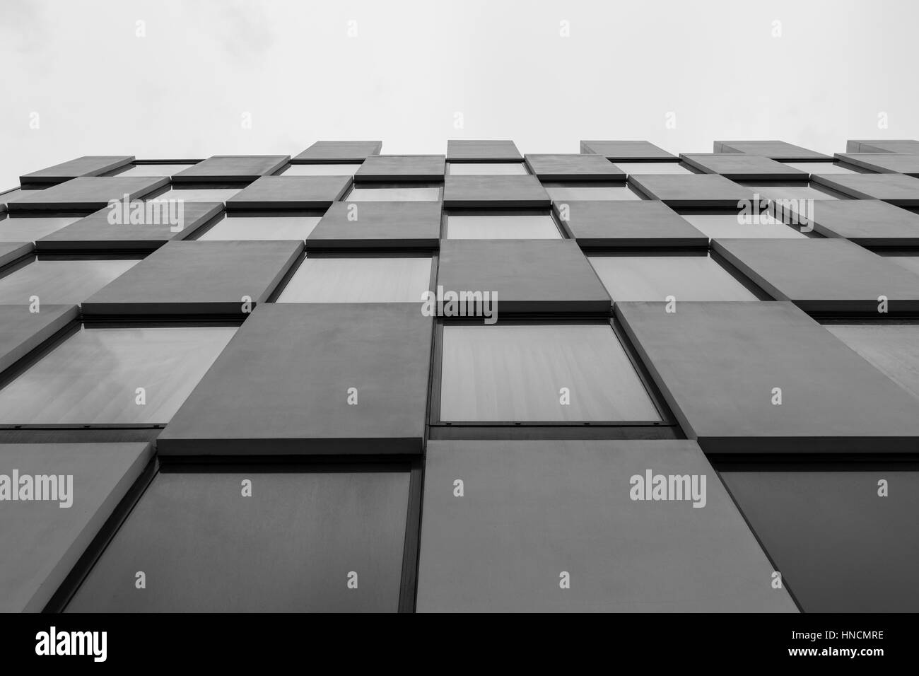 Urbane Geometrie, auf der Suche bis zu Glas und Betonbau. Moderne Architektur und schwarz, Glas und Stahl. Architektonische Gestaltung. Inspirierend, Stockfoto