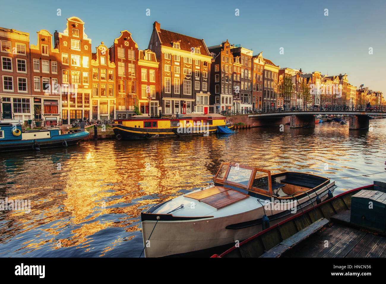 Schöne Nacht in Amsterdam.  Beleuchtung Stockfoto