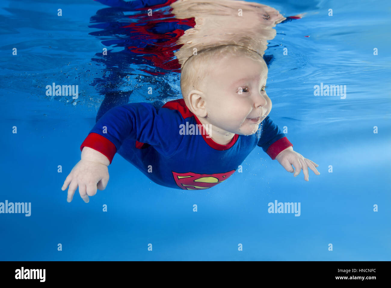 Litle junge im Superman-Kostüm posiert unter Wasser im Schwimmbad, Odessa,  Ukraine Stockfotografie - Alamy