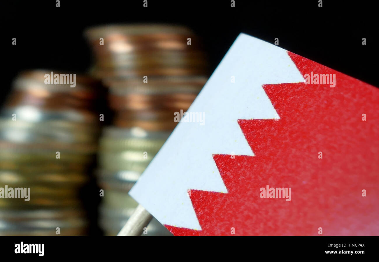 Bahrainische Fähnchen mit Stapel von Geld Münzen Makro Stockfoto