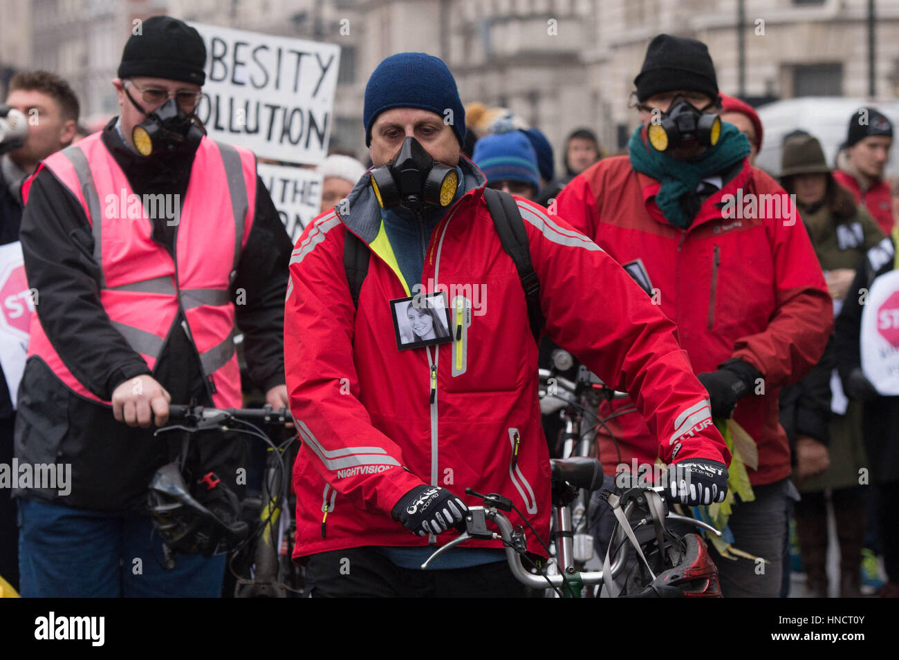 Radfahrer zu protestieren durch die Londoner Werbetätigkeit für sicherere Straßen in der Hauptstadt. Stockfoto