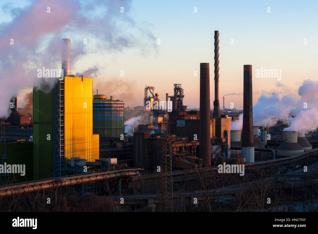 Deutschland, Nordrhein-Westfalen, Ruhr Gebiet, Duisburg, ThyssenKrupp Steel Plant im Stadtteil Bruckhausen, Blick vom Alsumer Berg. Stockfoto