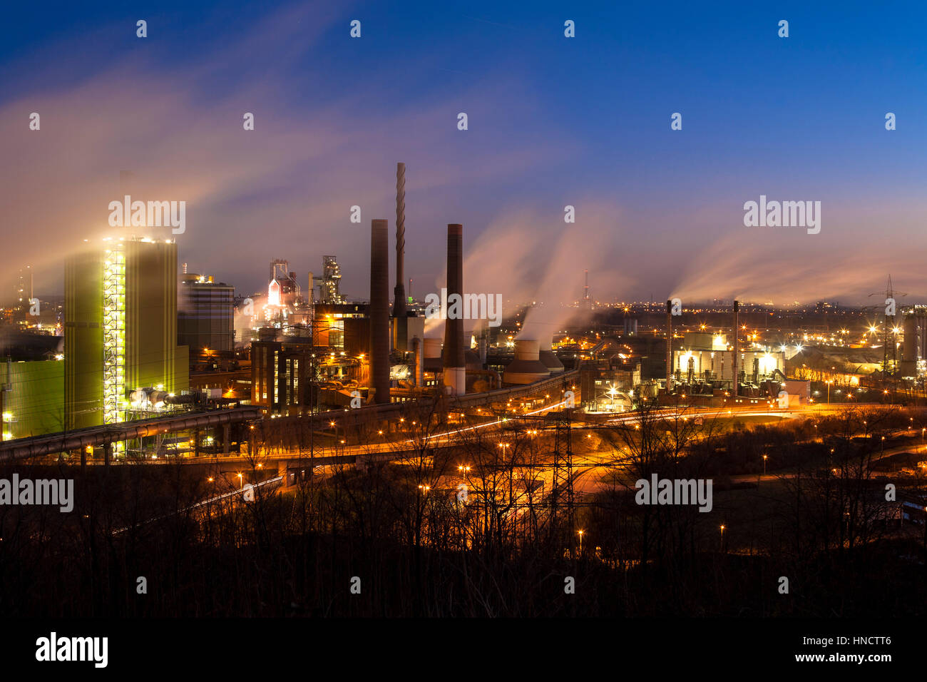 Deutschland, Nordrhein-Westfalen, Ruhr Gebiet, Duisburg, ThyssenKrupp Steel Plant im Stadtteil Bruckhausen, Blick vom Alsumer Berg. Stockfoto