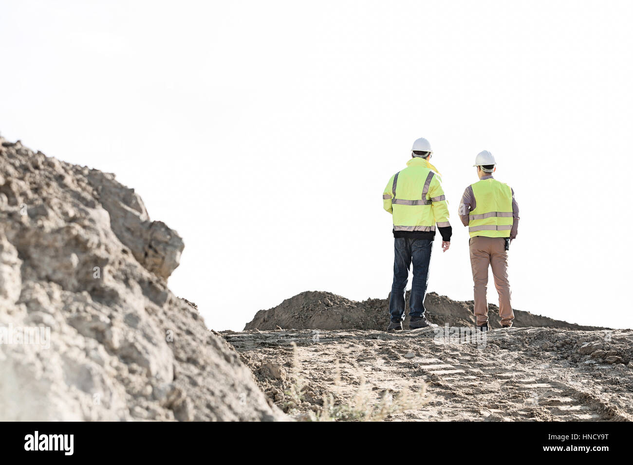 Rückansicht der Aufsichtsbehörden auf Baustelle gegen klaren Himmel stehend Stockfoto