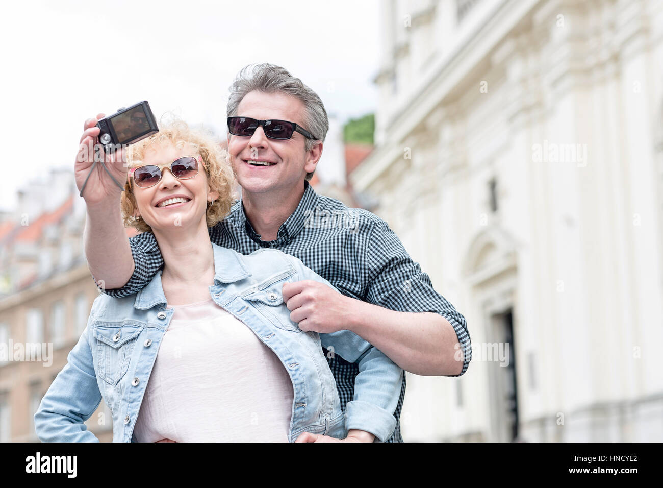 Glückliches Ehepaar mittleren Alters in Sonnenbrille Selbstporträt im Freien unter Stockfoto
