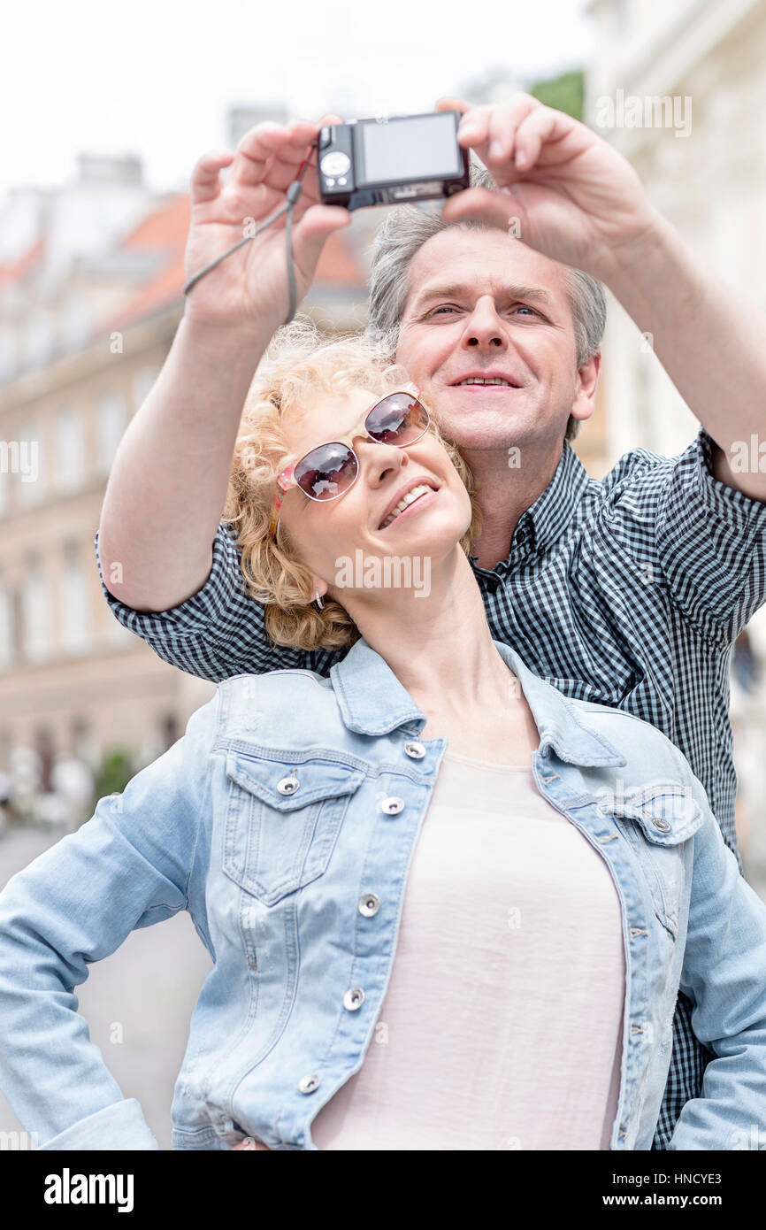 Glückliches Ehepaar mittleren Alters unter Selbstporträt im freien Stockfoto